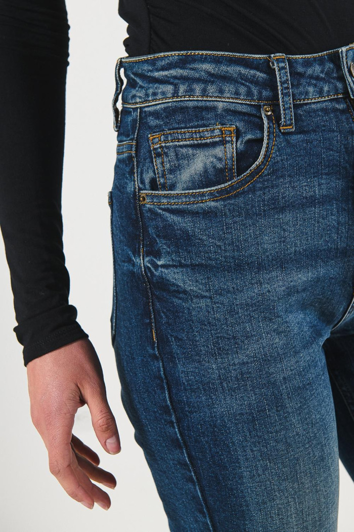 Jean mom azul oscuro tiro súper alto con bota recta