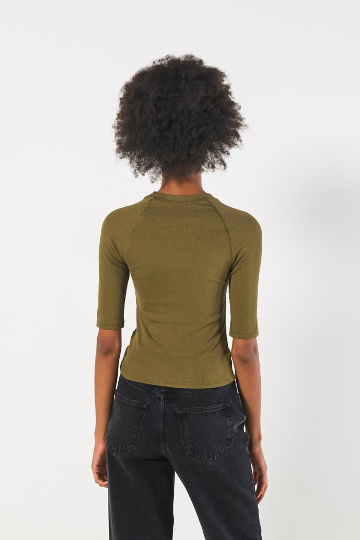 Camiseta manga ranglan corta unicolor con texturas