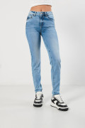 Jean push up azul claro con tiro alto y realce posterior