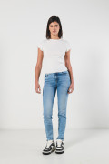 Jean push up azul claro con tiro alto y realce posterior