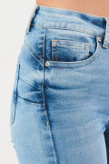 Jean push up azul claro con tiro alto y realce posterior