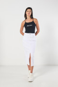 Top en rib negro con tiras delgadas y diseño college