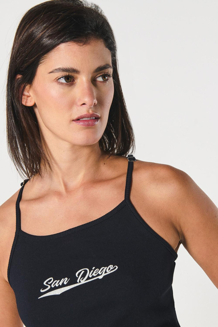 Top en rib negro con tiras delgadas y diseño college