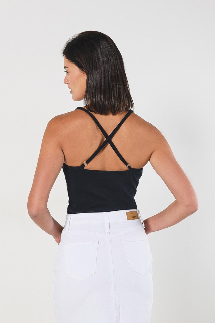 Top en rib negro con tiras delgadas y diseño college