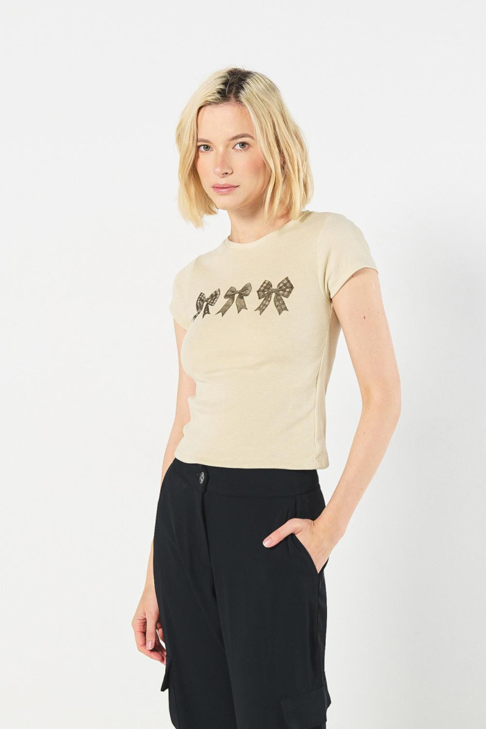 Camiseta en rib kaki manga corta con diseño de moños