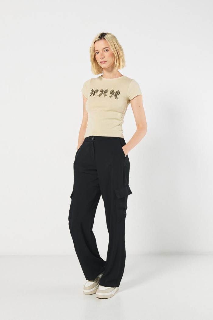 Camiseta en rib kaki manga corta con diseño de moños