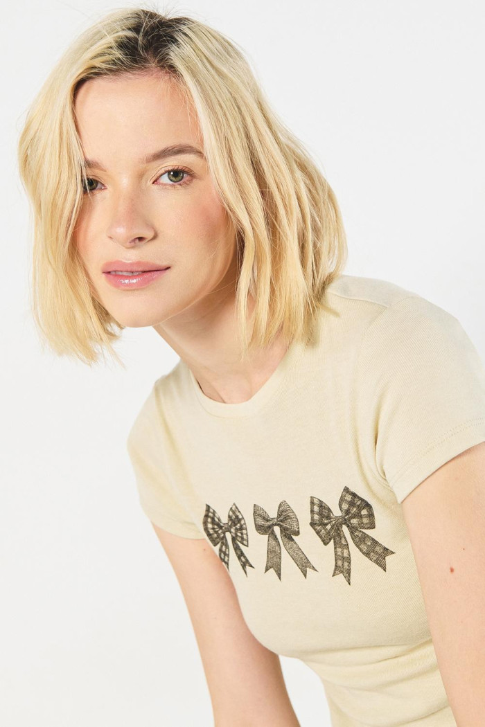 Camiseta en rib kaki manga corta con diseño de moños