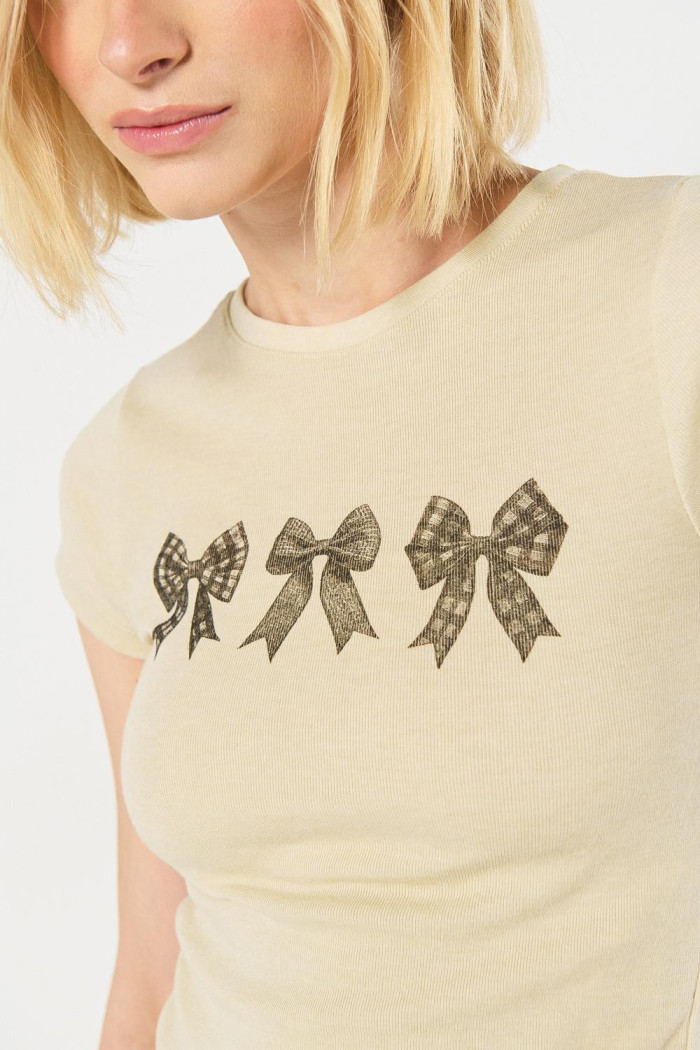 Camiseta en rib kaki manga corta con diseño de moños