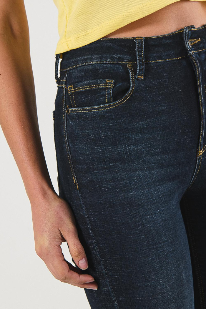 Jean súper tiro alto azul intenso jegging con ajuste ceñido