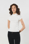 Camiseta unicolor con texturas y cuello redondo alto