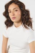 Camiseta unicolor con texturas y cuello redondo alto