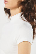 Camiseta unicolor con texturas y cuello redondo alto