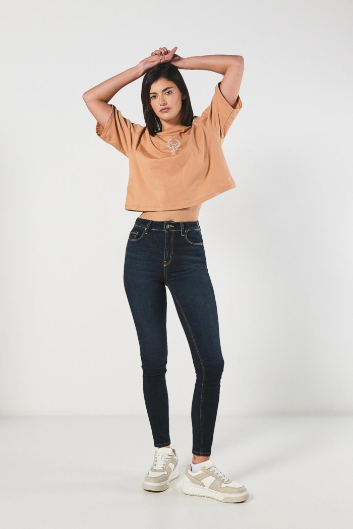 Jean azul jegging ajustado con tiro súper alto y bolsillos
