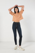 Jean azul jegging ajustado con tiro súper alto y bolsillos