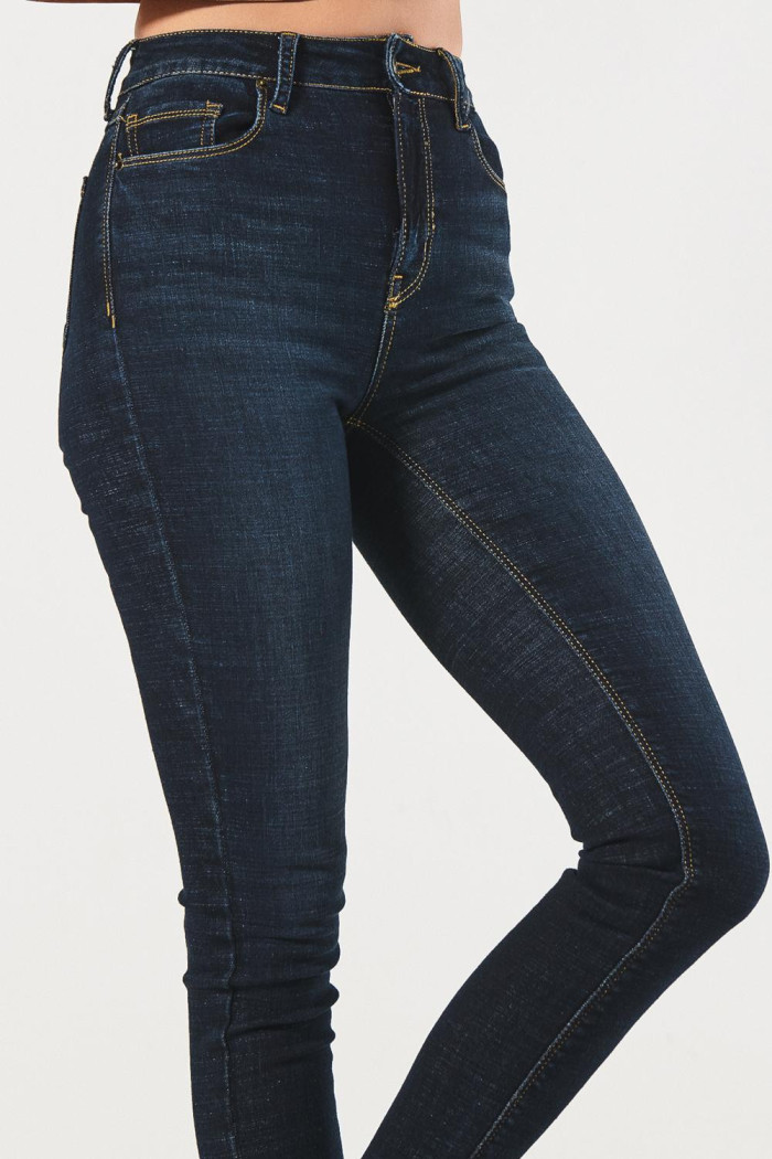 Jean azul jegging ajustado con tiro súper alto y bolsillos