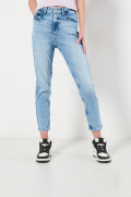 Jean azul claro mom con bota recta corta y súper tiro alto