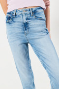 Jean azul claro mom con bota recta corta y súper tiro alto