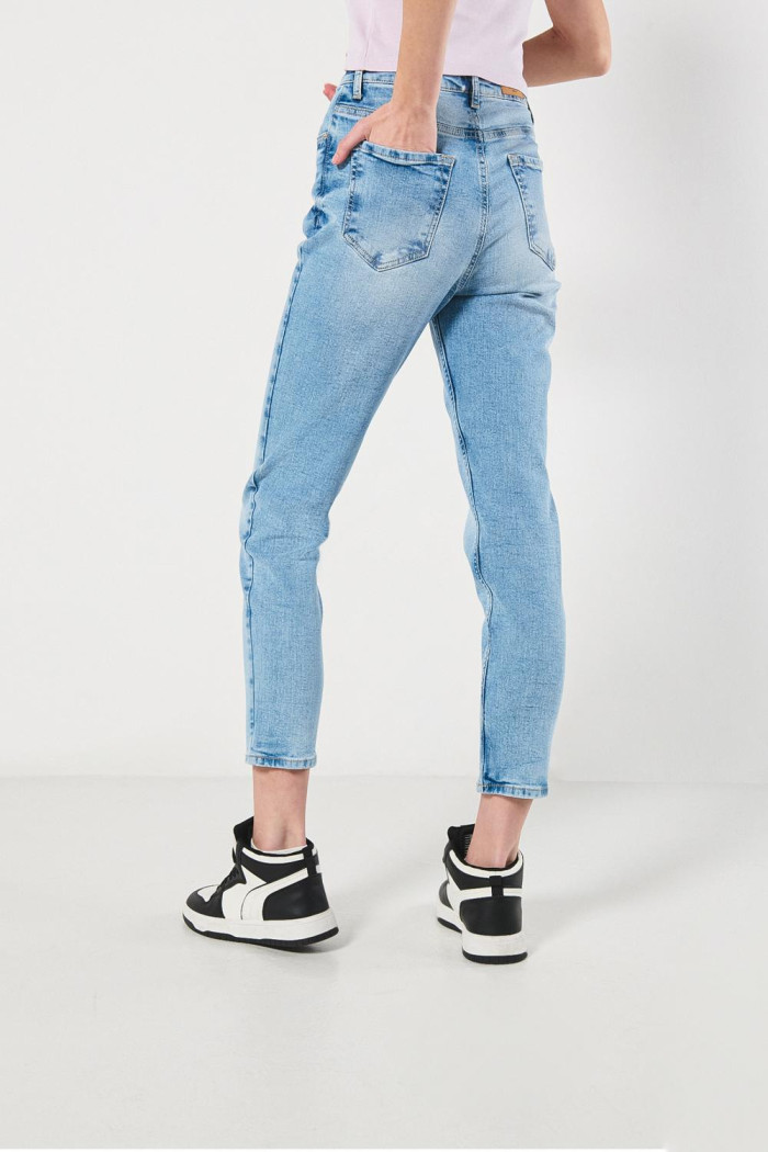 Jean azul claro mom con bota recta corta y súper tiro alto