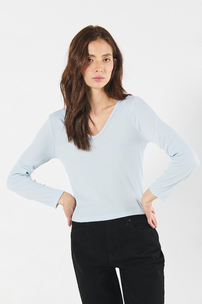 Camiseta con cuello V unicolor y manga larga
