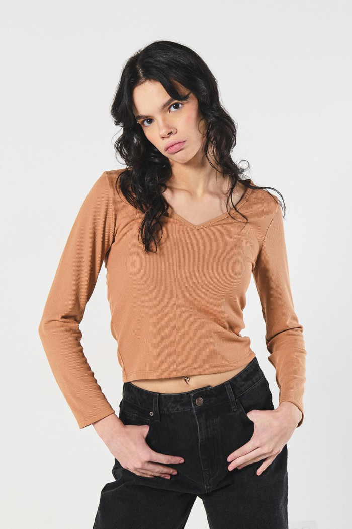 Camiseta con cuello V unicolor y manga larga