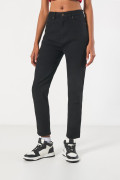 Jean súper tiro alto negro mom con bota recta y bolsillos