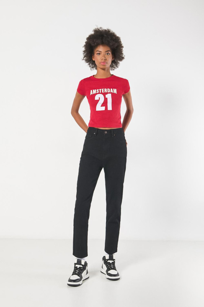 Jean súper tiro alto negro mom con bota recta y bolsillos