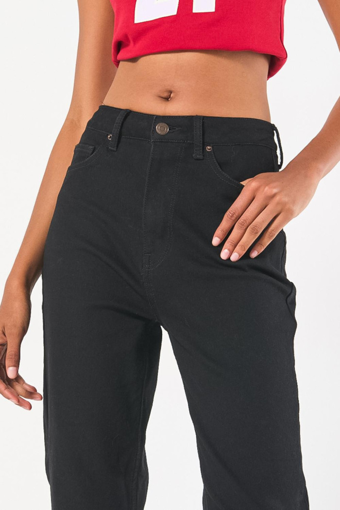 Jean súper tiro alto negro mom con bota recta y bolsillos