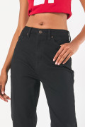 Jean súper tiro alto negro mom con bota recta y bolsillos