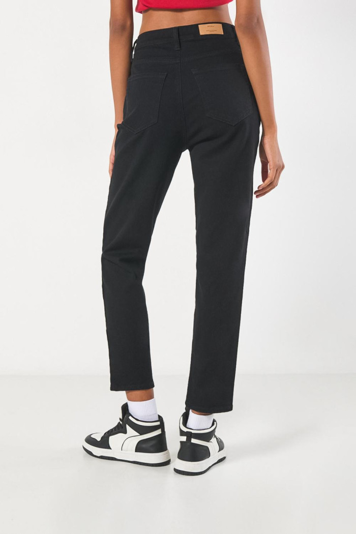 Jean súper tiro alto negro mom con bota recta y bolsillos