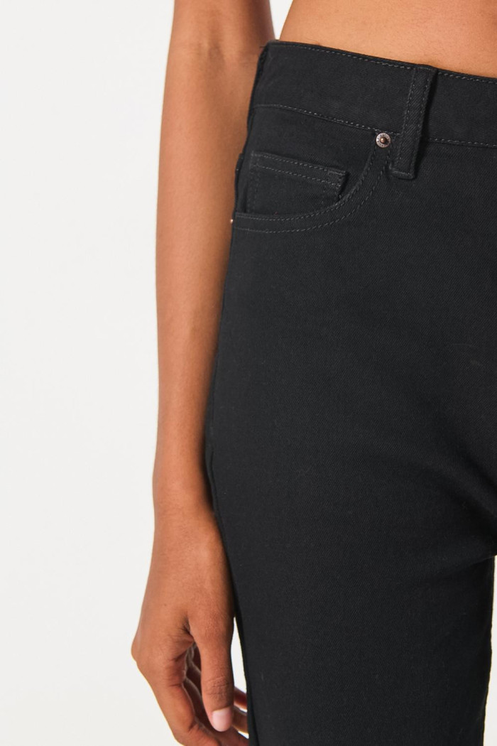Jean súper tiro alto negro mom con bota recta y bolsillos