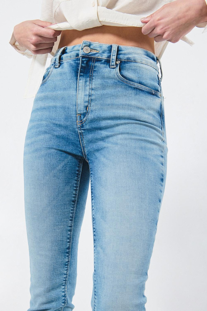 Jean jegging azul con desgastes sutiles y tiro súper alto