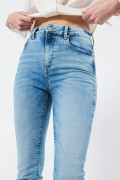 Jean jegging azul con desgastes sutiles y tiro súper alto