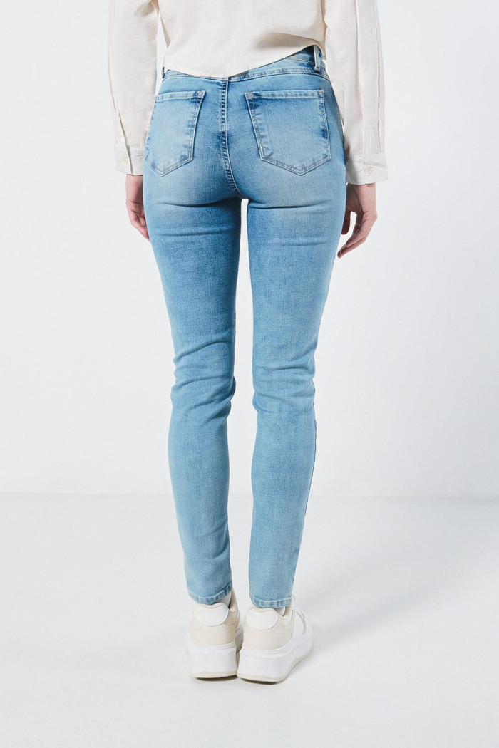 Jean jegging azul con desgastes sutiles y tiro súper alto