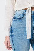 Jean jegging azul con desgastes sutiles y tiro súper alto