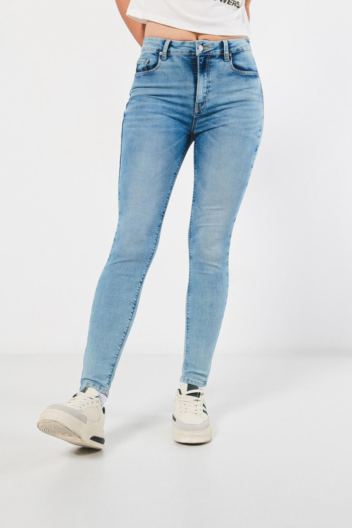 Jean jegging azul claro con súper tiro alto y ajuste ceñido