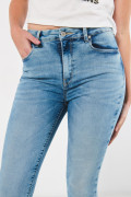 Jean jegging azul claro con súper tiro alto y ajuste ceñido