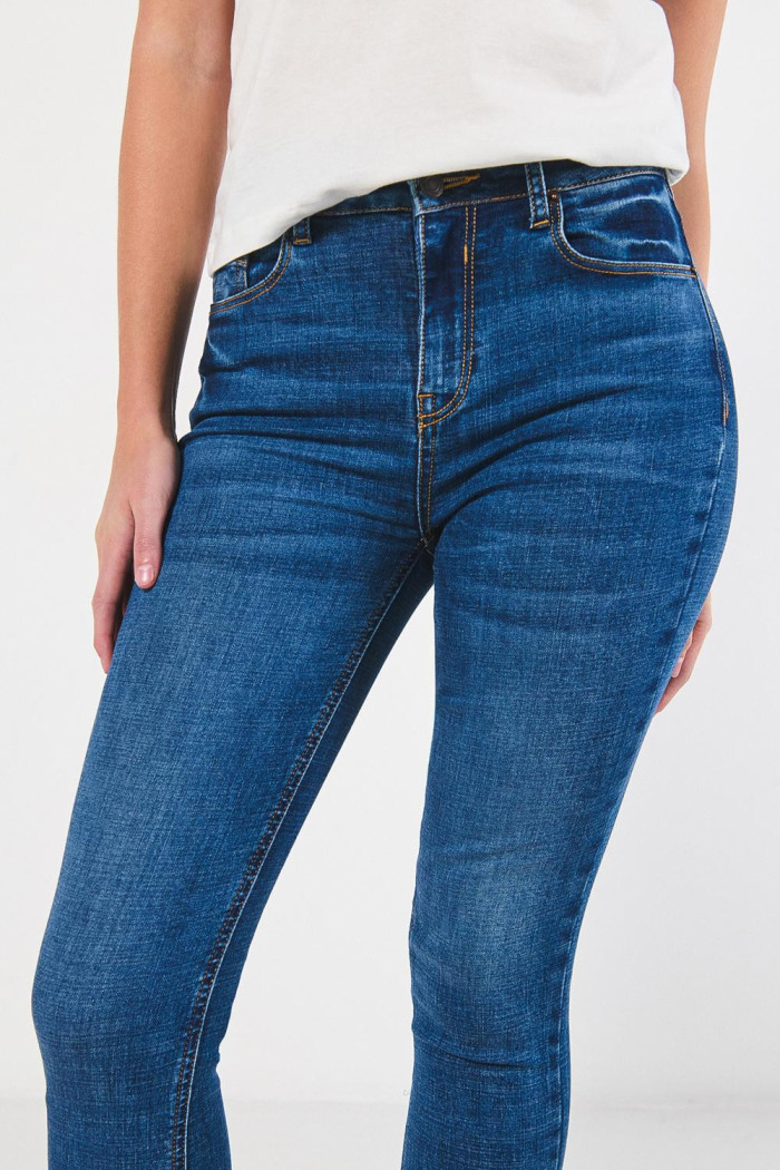 Jean tiro alto azul jegging ajustado con costuras cafés