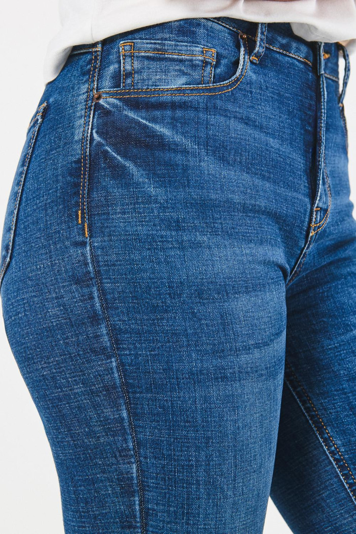Jean tiro alto azul jegging ajustado con costuras cafés