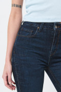 Jean tiro alto jegging azul intenso con costuras cafés
