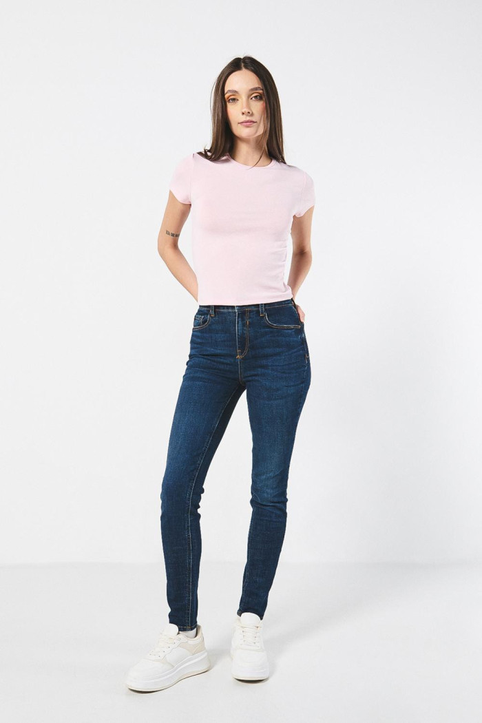 Jean jegging ceñido azul oscuro tiro alto con costuras cafés