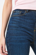 Jean jegging ceñido azul oscuro tiro alto con costuras cafés