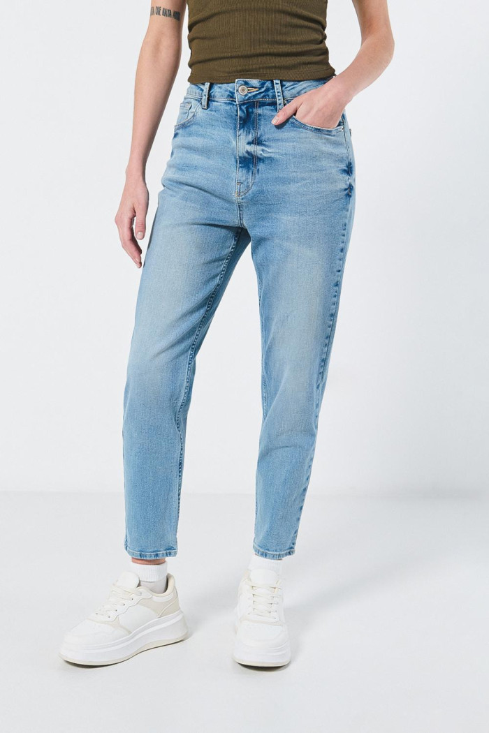 Jean azul claro tipo mom con bota recta y súper tiro alto