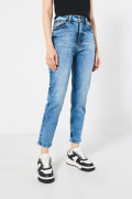 Jean mom azul súper tiro alto con bota recta y desgastes
