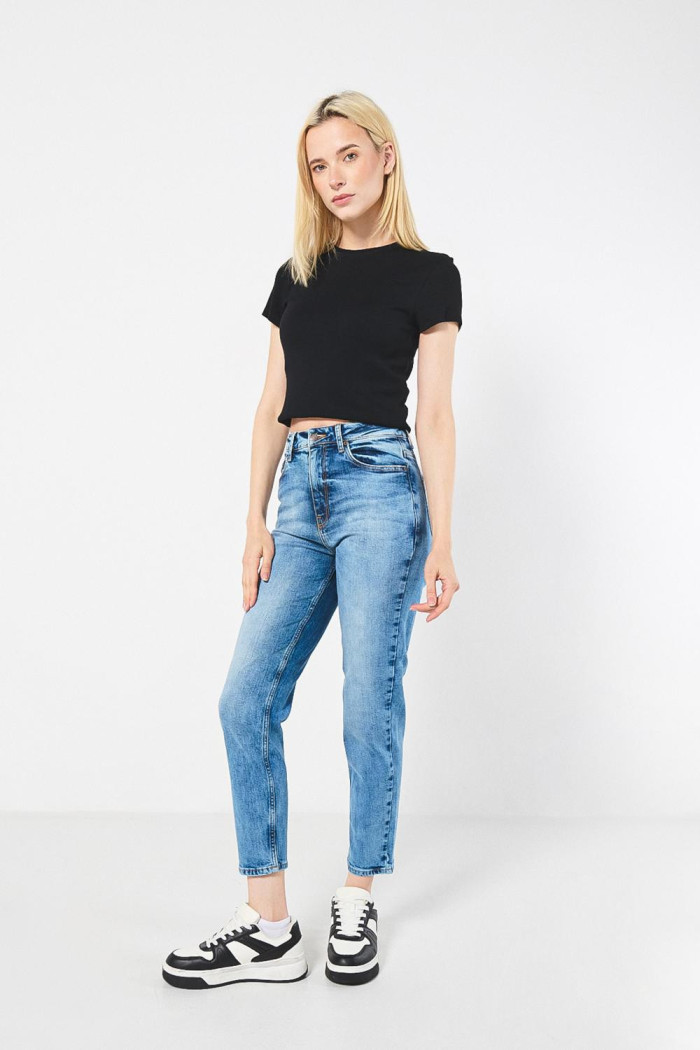 Jean mom azul súper tiro alto con bota recta y desgastes