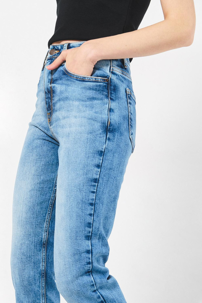 Jean mom azul súper tiro alto con bota recta y desgastes