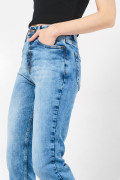 Jean mom azul súper tiro alto con bota recta y desgastes