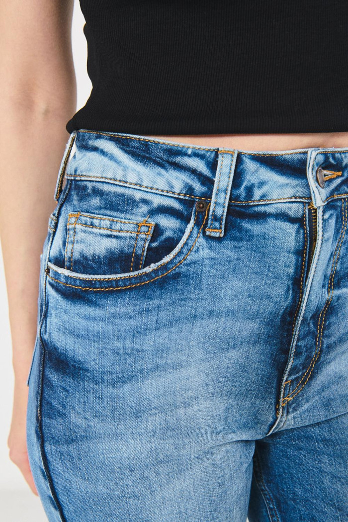 Jean mom azul súper tiro alto con bota recta y desgastes