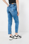 Jean mom azul súper tiro alto con bota recta y desgastes