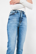 Jean mom azul con bota recta, desgastes y tiro súper alto