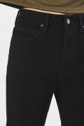 Jean mom negro con bota recta, bolsillos y tiro súper alto